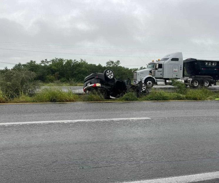 Volcadura de camioneta deja 4 mujeres heridas en Linares