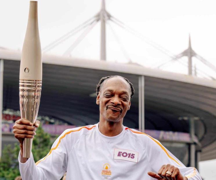 Snoop Dogg roba miradas al cargar antorcha olímpica en París 2024