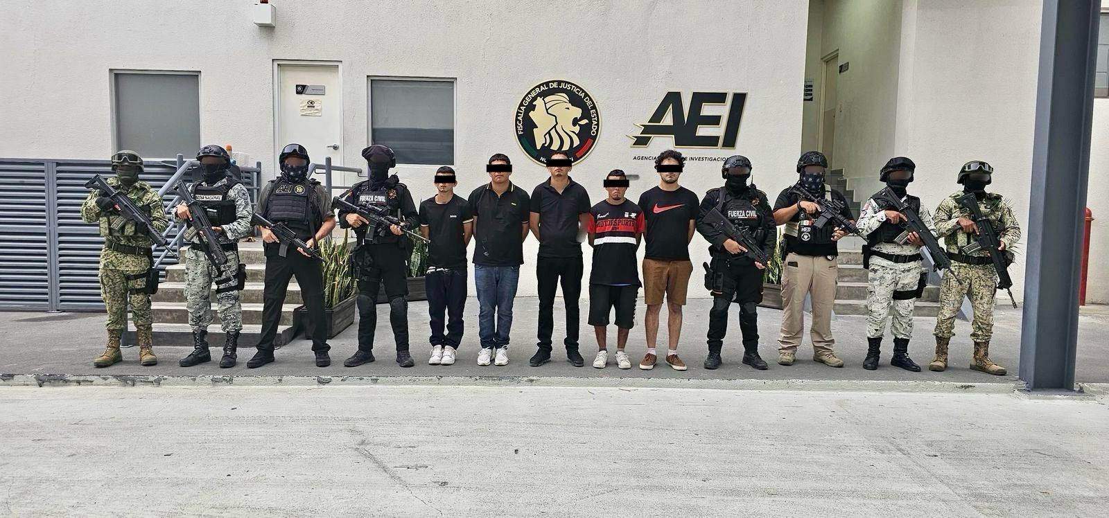En dos operativos simultáneos, elementos del Grupo de Coordinación para la Seguridad de Nuevo León, arrestó a seis personas, presuntos sicarios, quienes portaban sustancias ilícitas y armas de fuego, la madrugada de ayer al poniente de Monterrey.