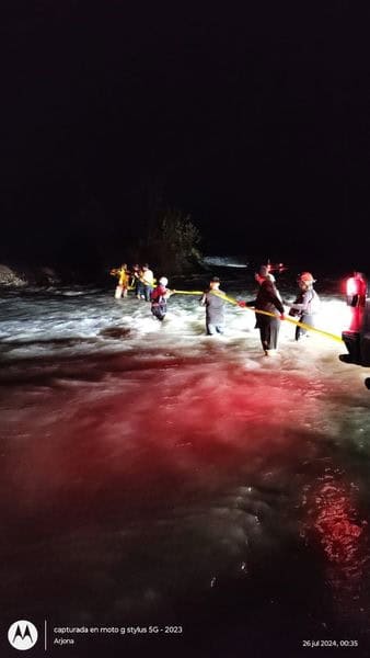 Un grupo de 15 personas atrapadas en la Carretera a Rayones y Río Pilón por la corriente del agua, fueron rescatados la madrugada de ayer por elementos de Protección Civil de Montemorelos.