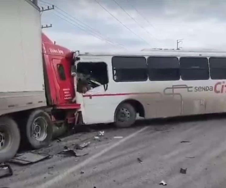 Choque entre tráiler y camión de personal deja 2 lesionados