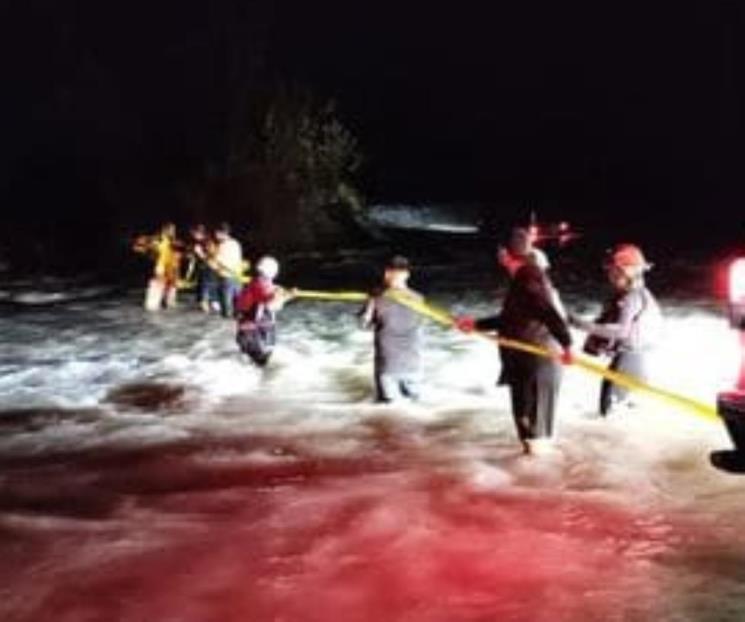 Rescatan a 15 personas atrapadas en carretera a Rayones
