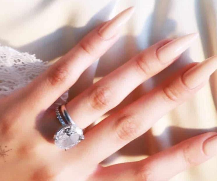 Comparte Ángela Aguilar su boda; presume su anillo