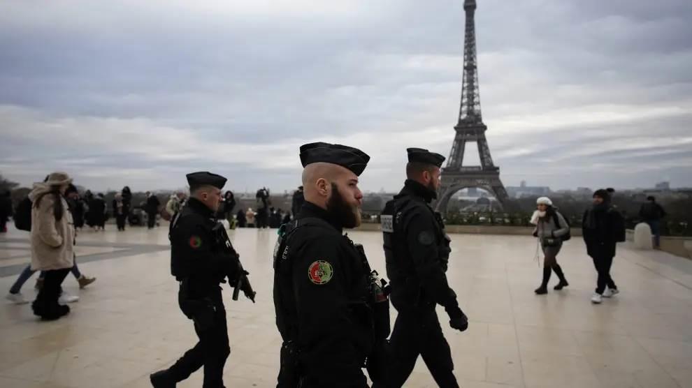 Arrestan a presuntos ´yihadistas´ por alistar ataques en París