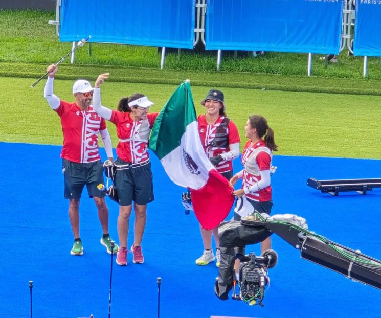 AMLO felicita a equipo femenil de Tiro con Arco por medalla de bronc