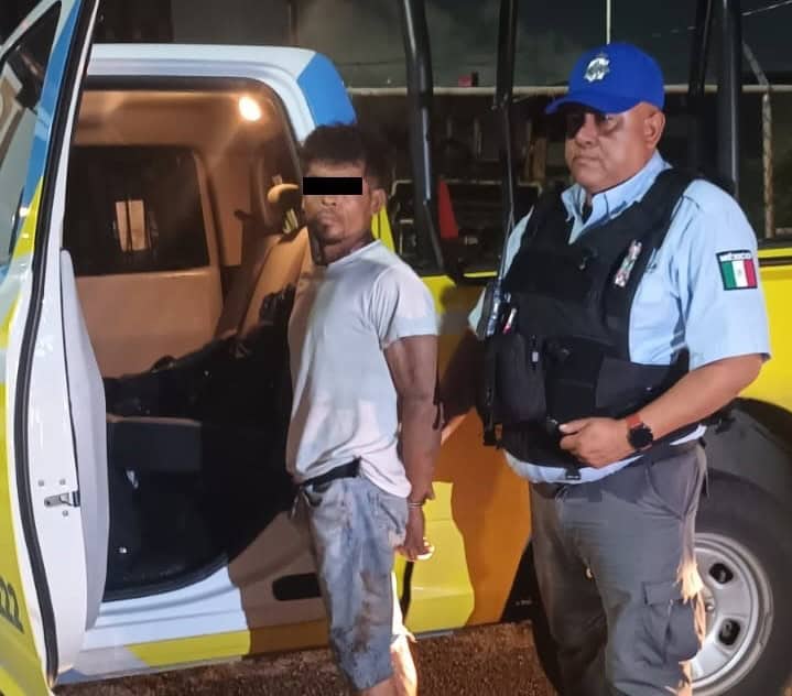 Al ser sorprendido en flagrancia por oficiales de la Policía de Monterrey, un hombre fue detenido por el presunto robo de accesorios de un automóvil estacionado en la vía pública, la madrugada de ayer en la colonia Jardín Español.