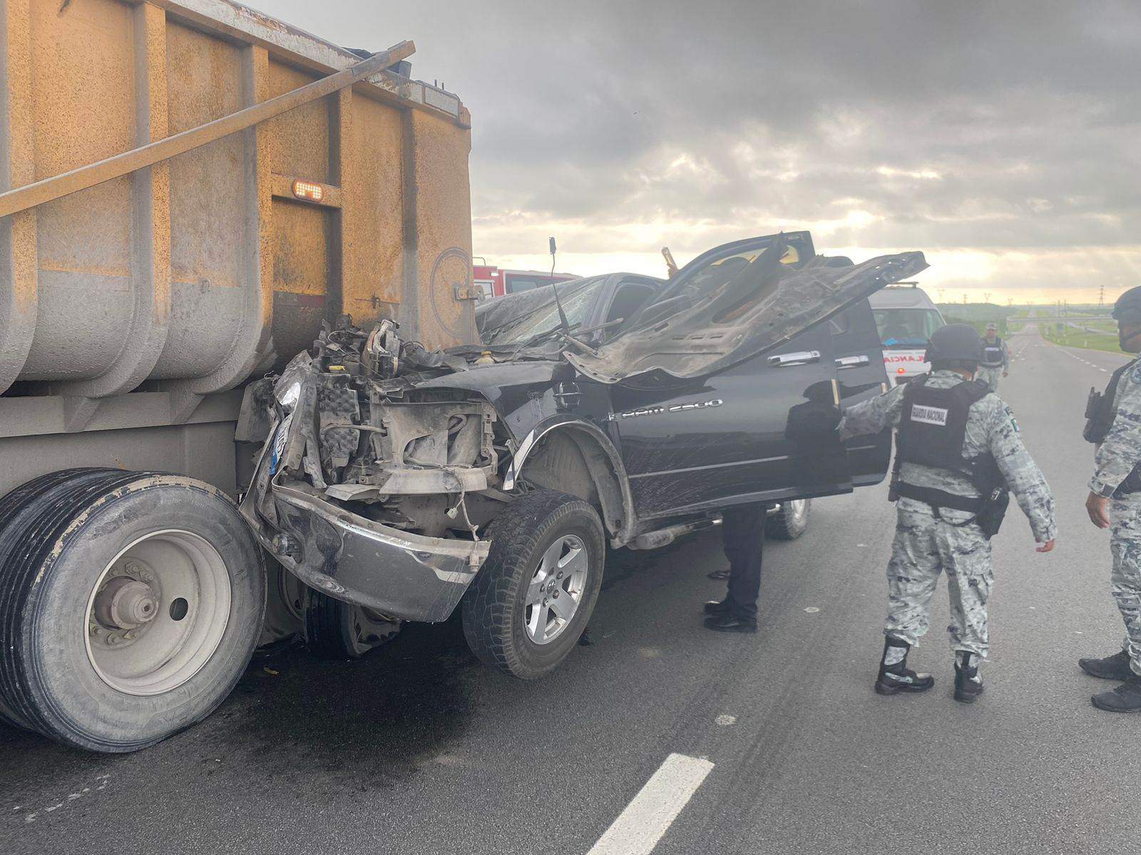 El acompañante de una camioneta quedó prensado en su unidad luego de estrellarse en la parte posterior de un camión de carga, ayer en la Autopista a Reynosa, municipio de Cadereyta Jiménez.