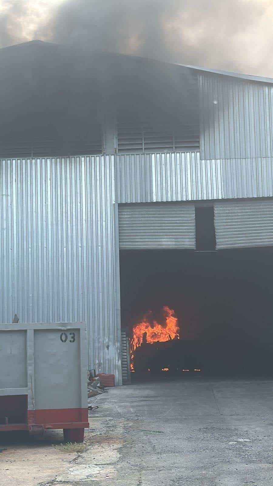 El incendio en una bodega consumió al menos dos vehículos sin que se reportaran personas lesionadas, al oriente de la ciudad.