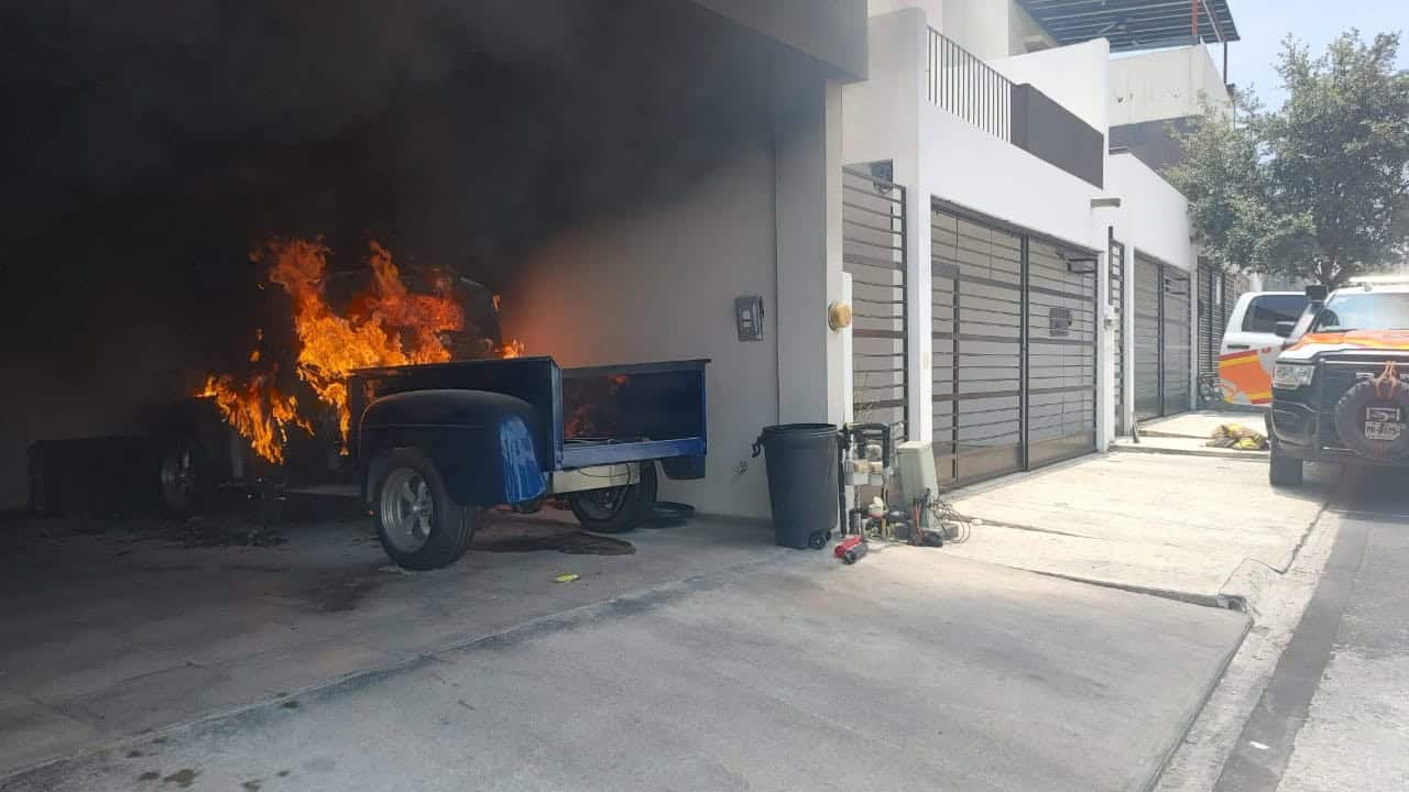 Luego de un aparente cortocircuito, una camioneta se incendió en la cochera de un domicilio, en la Colonia Cumbres Santa Clara, ayer al poniente de Monterrey.