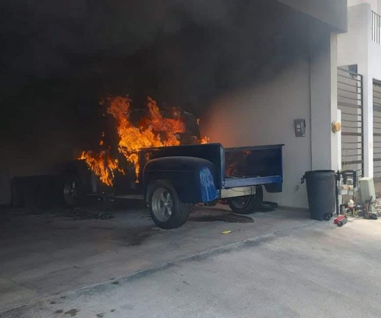 Arde camioneta en vivienda