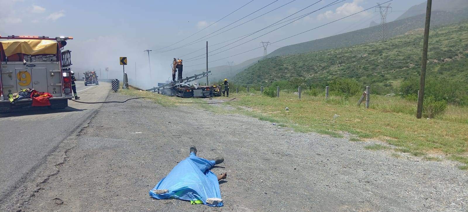 Al estar maniobrando su grúa para bajar un anuncio publicitario, un hombre falleció al sufrir una descarga eléctrica, que posteriormente provocó un incendio, ayer en la Carretera a Saltillo, municipio de García.