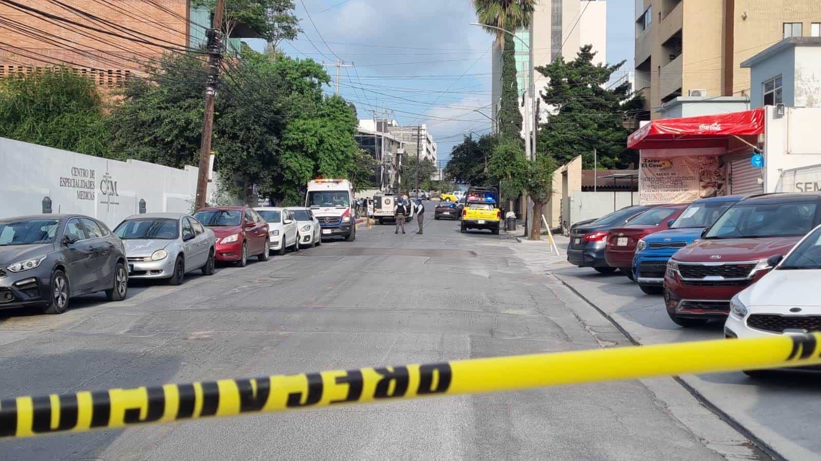 Un hombre fue ejecutado de un balazo en la cabeza en una plaza comercial, por un delincuente quien tras cometer la agresión, se dio a la fuga en un auto al poniente de Monterrey.