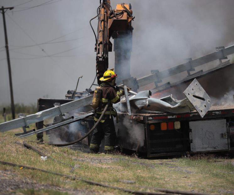 Maniobra con grúa cables de alta tensión, muere electrocutado