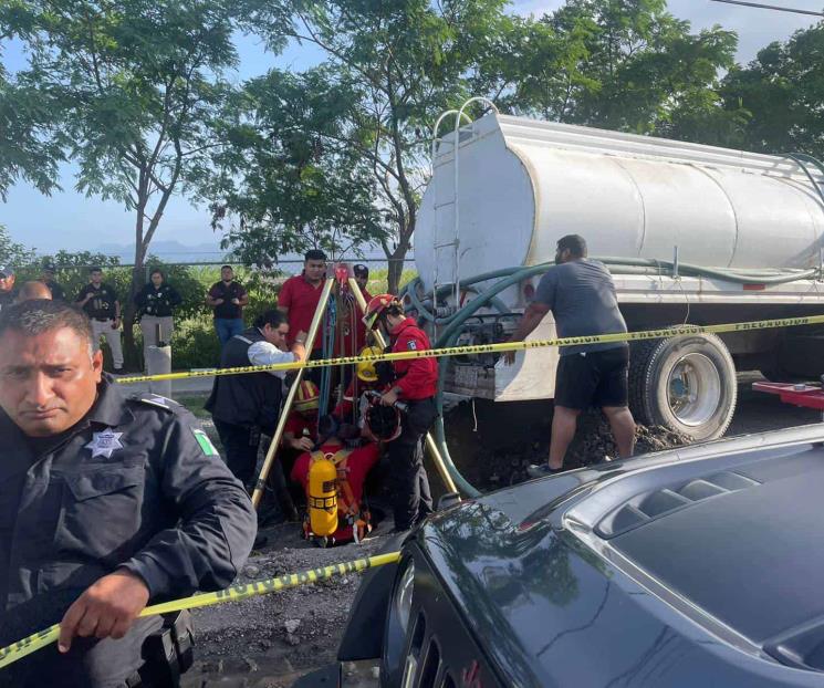 Limpia alcantarilla; cae y se mata