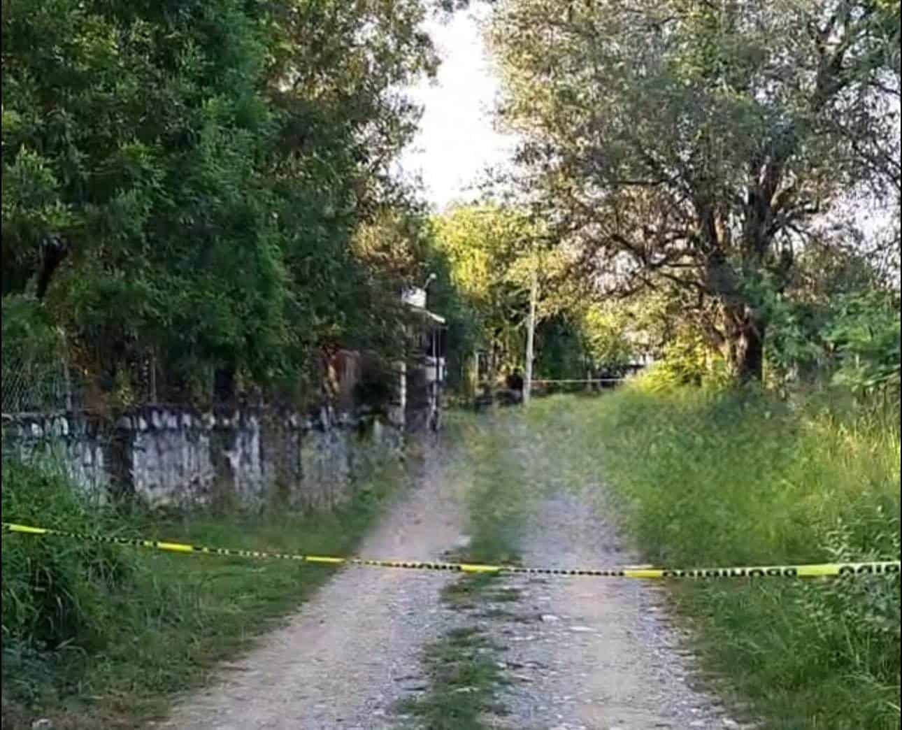 El hallazgo de tres personas sin vida, dos hombres y una mujer, en una quinta de la Comunidad Canoas, en el municipio de Montemorelos, movilizó a las autoridades la madrugada de ayer.