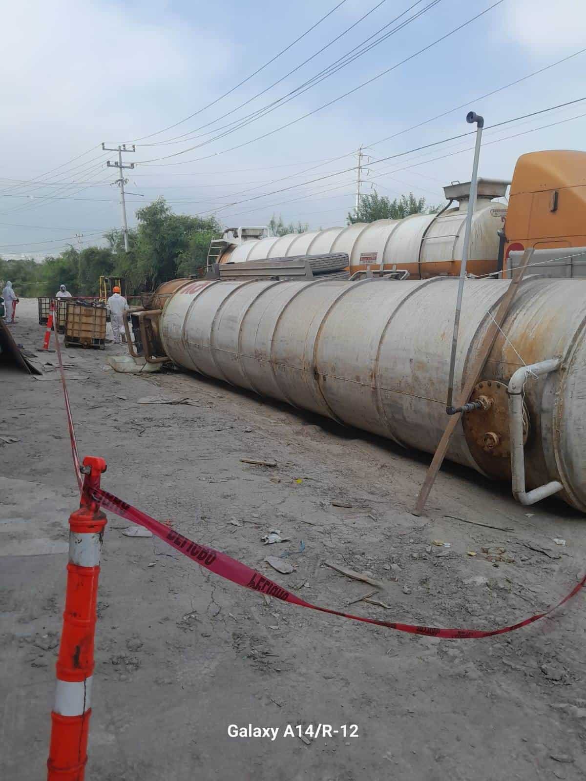 Tras reblandecerse el piso por donde circulaba, una pipa cargada con 25 mil litros de ácido clorhídrico se volcó, ayer en el Parque Industrial Las Palmas, municipio de Santa Catarina.