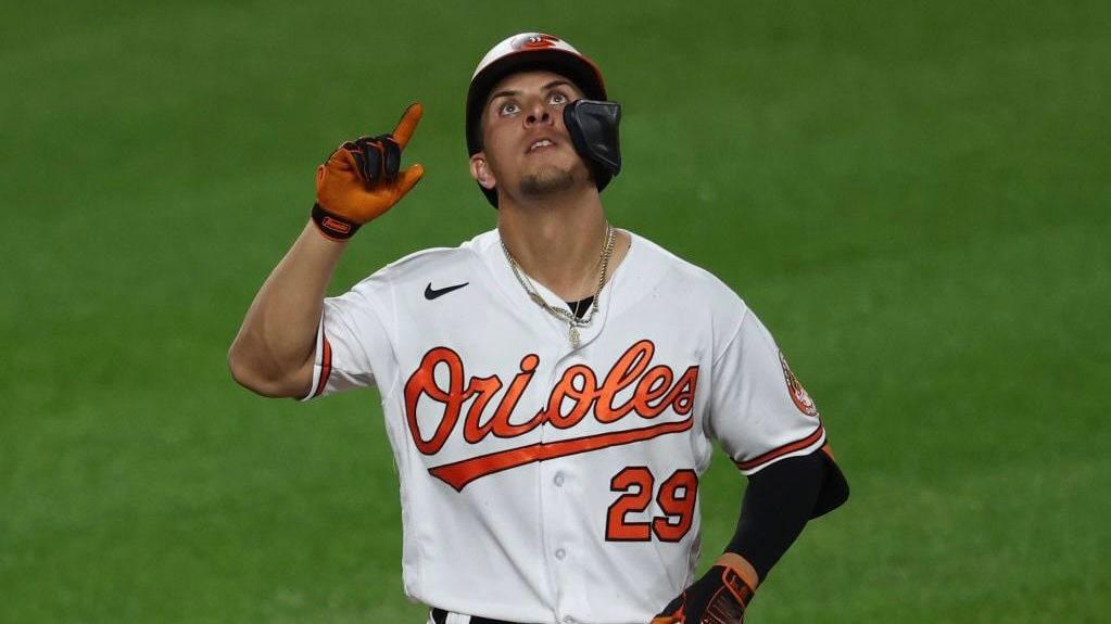 Produce Urías dos carreras y ganan los Orioles