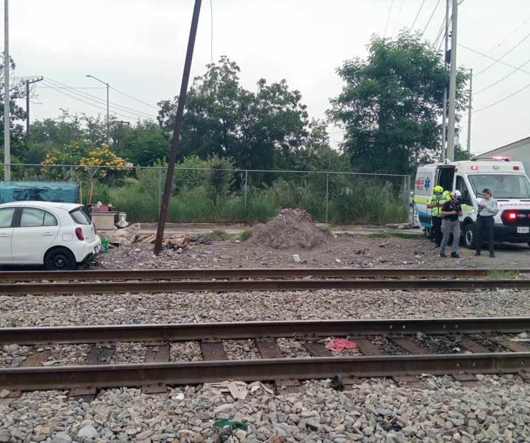 Choca tren con auto en Monterrey