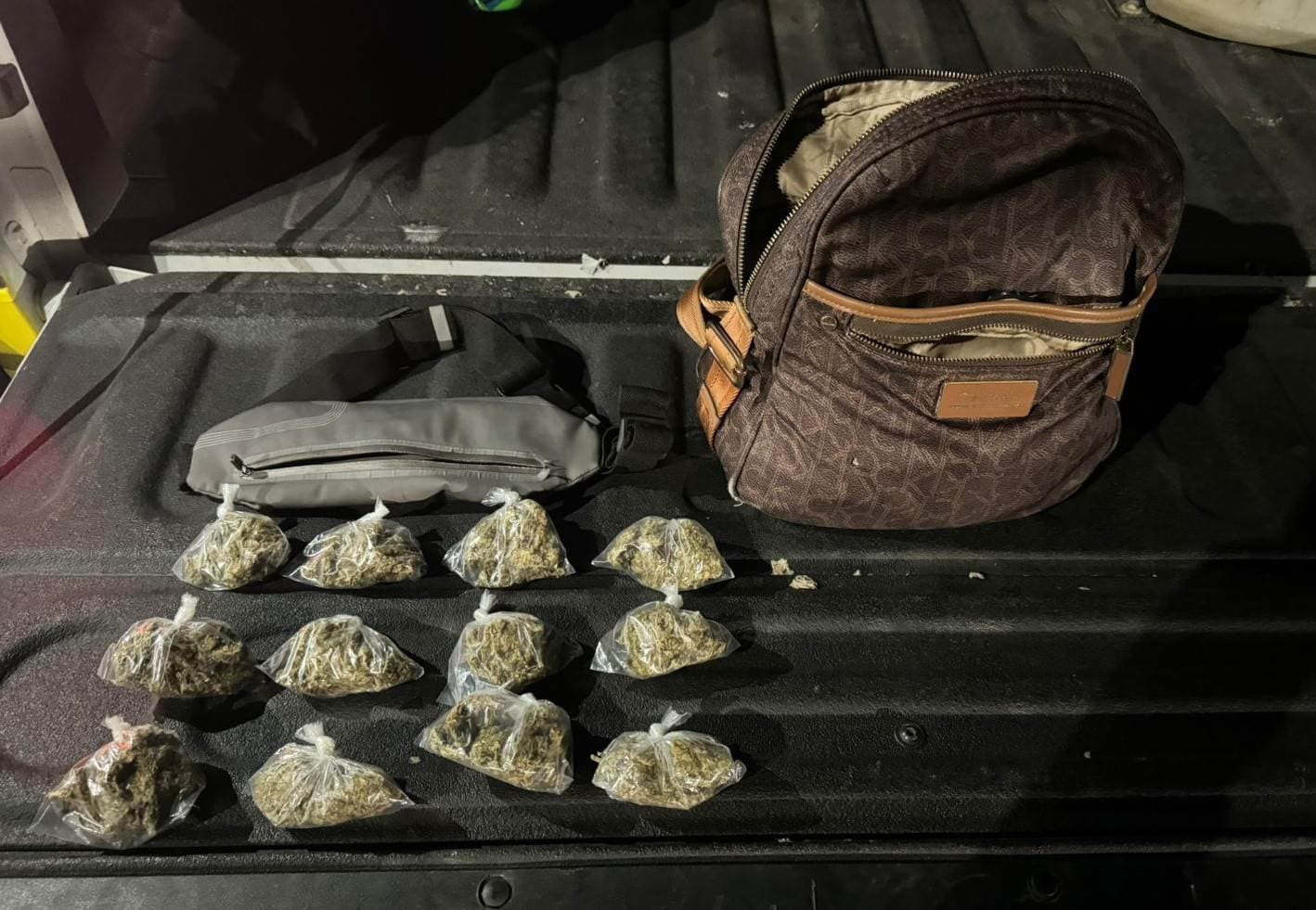 Una presunta narcomenudista fue arrestada por elementos de la Policía de Monterrey, portaba 12 bolsas de plástico con marihuana, ademásen la misma zona se localizaron dos mochilas, una con 70 envoltorios con la misma droga y otra traía un arma de fuego, en la zona del Mesón Estrella, centro de la ciudad.