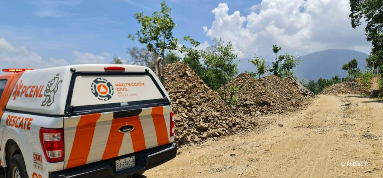 Dos hombres que realizaban trabajos de albañilería en las faldas de un cerro, quedaron atrapados de medio cuerpo al registrarse un deslizamiento de tierra, ayer en el municipio de Santiago.