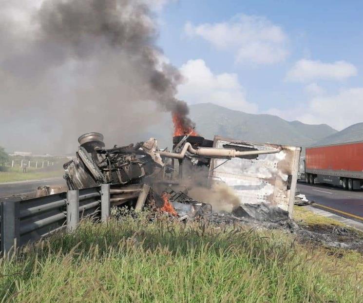 Se incendia tráiler tras volcarse en Santa Catarina