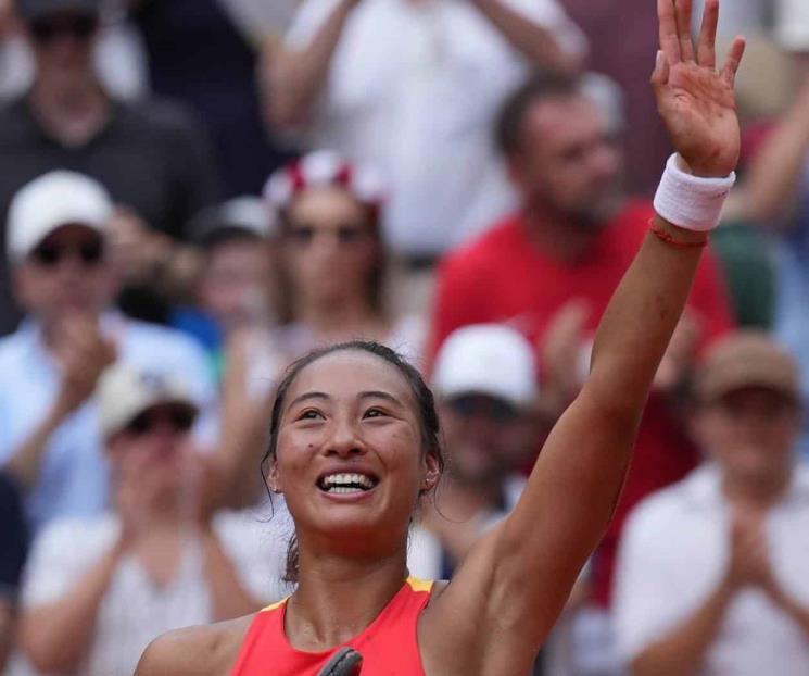 Se queda la china Zheng Qinwen con el oro en el tenis femenil