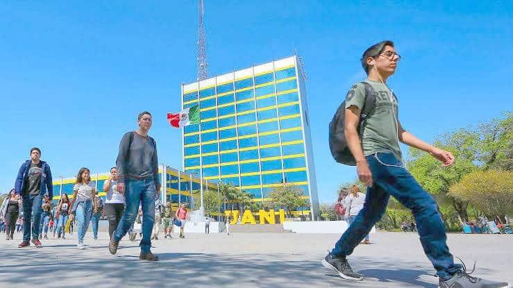 Regresan a clases alumnos de la UANL