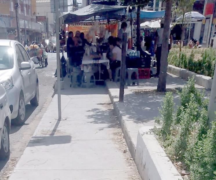 Vuelven ambulantes a invadir banquetas del Centro