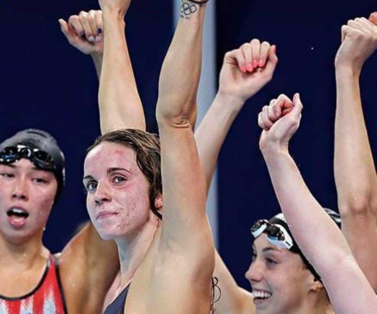 Estados Unidos gana oro y rompe récord mundial de natación femenil