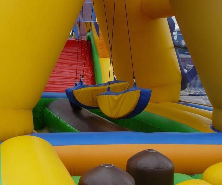 Inflable sale volando en campo de beisbol; niño de 5 años muere