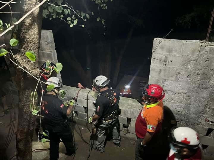 Con golpes en diferentes partes del cuerpo resultó un hombre tras caer de aproximadamente siete metros al Río La Silla, en la Colonia San Ángel Sur, municipio de Monterrey.