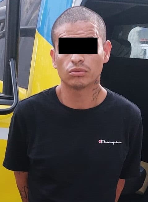 Un hombre fue detenido por oficiales de la Policía de Monterrey, luego que le encuentran entre su ropa cuatro envoltorios de plástico que contenían sustancia sólida con las características a la droga tipo cristal, además que se le relaciona con el homicidio de una menor de edad.