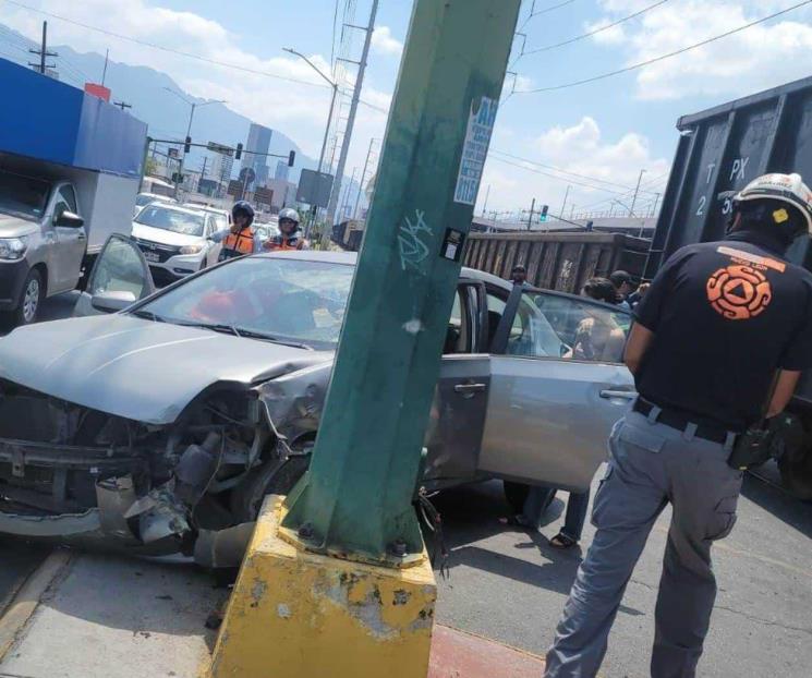 Embiste tren a auto en Monterrey, hay 2 mujeres heridas