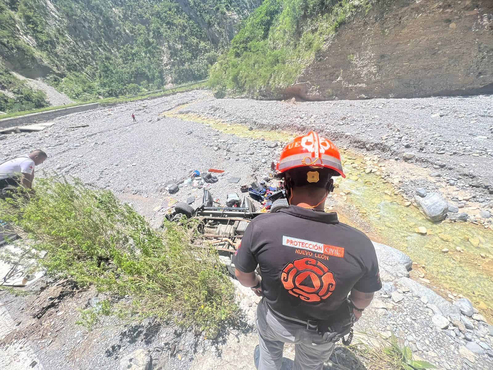 Dos hombres de la tercera edad resultaron lesionados, luego de que la camioneta en que cayó a un barranco y volcó en un arroyo donde quedaron atrapados, ayer en el municipio de Iturbide.