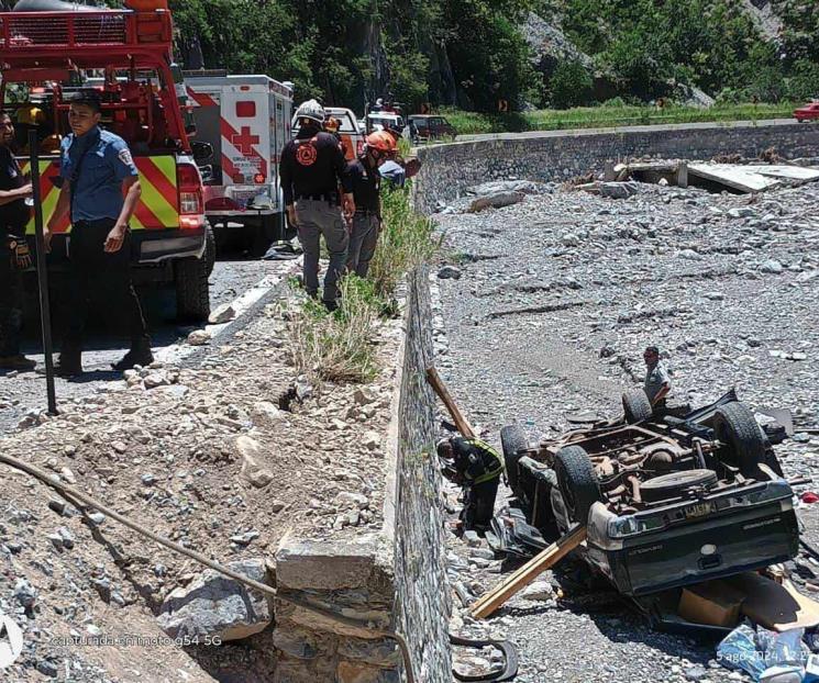 Cae camioneta a lecho de arroyo