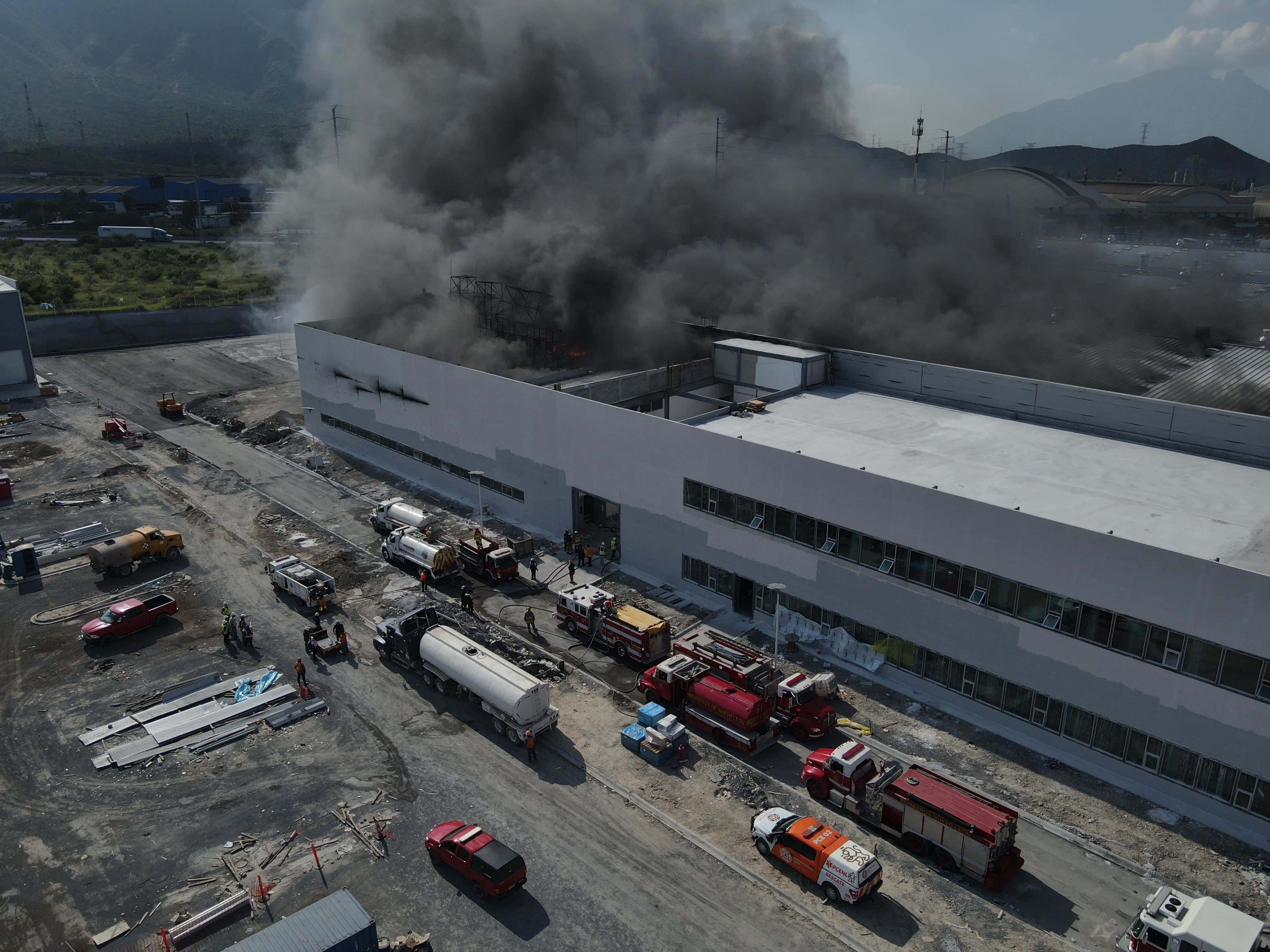 El incendio de una nave industrial donde almacenan solventes químicos, movilizó a los cuerpos de auxilio, en García.