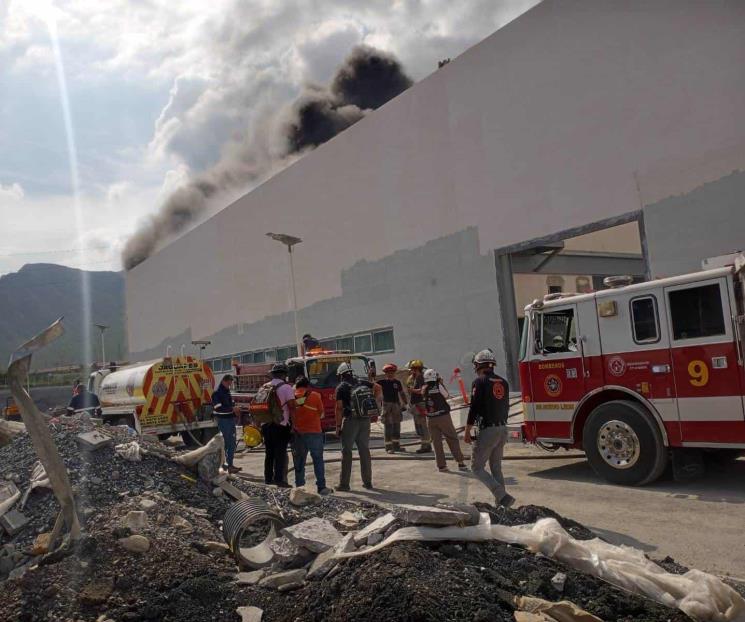 Moviliza incendio en parque industrial de Santa Catarina