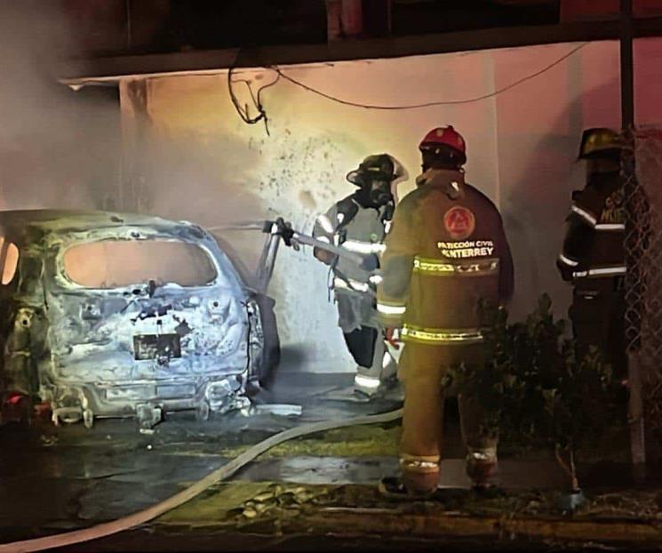 Se incendia camioneta estacionada