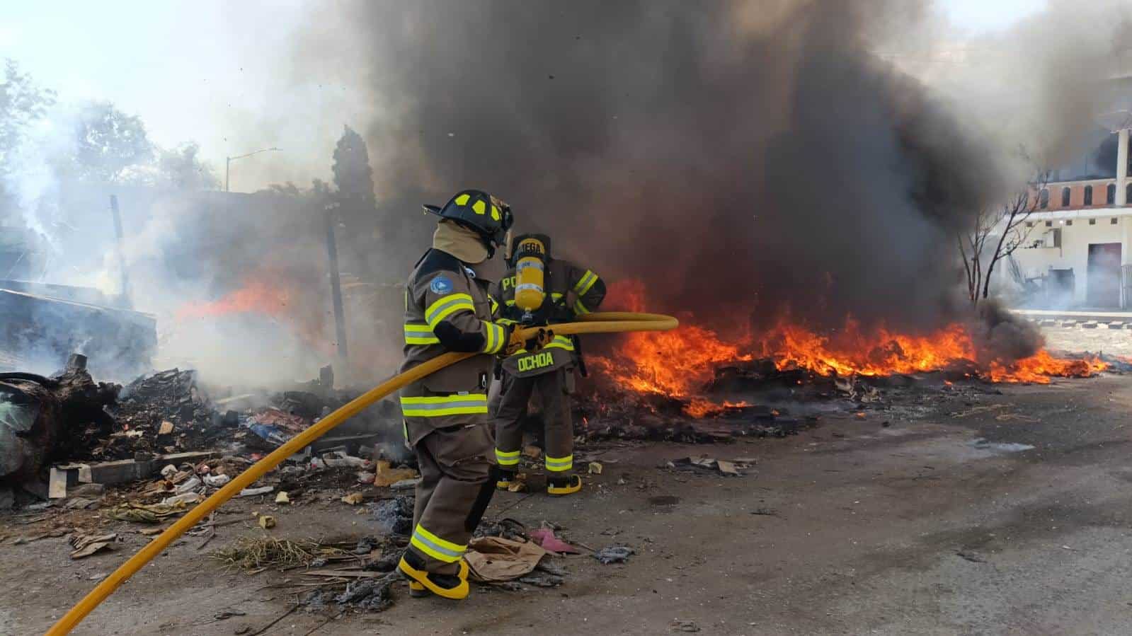 El reporte del incendio de un domicilio en la Colonia Reforma, ayer en Monterrey, movilizó a elementos de Bomberos y rescatistas, resultando ser la quema de basura en la calle.