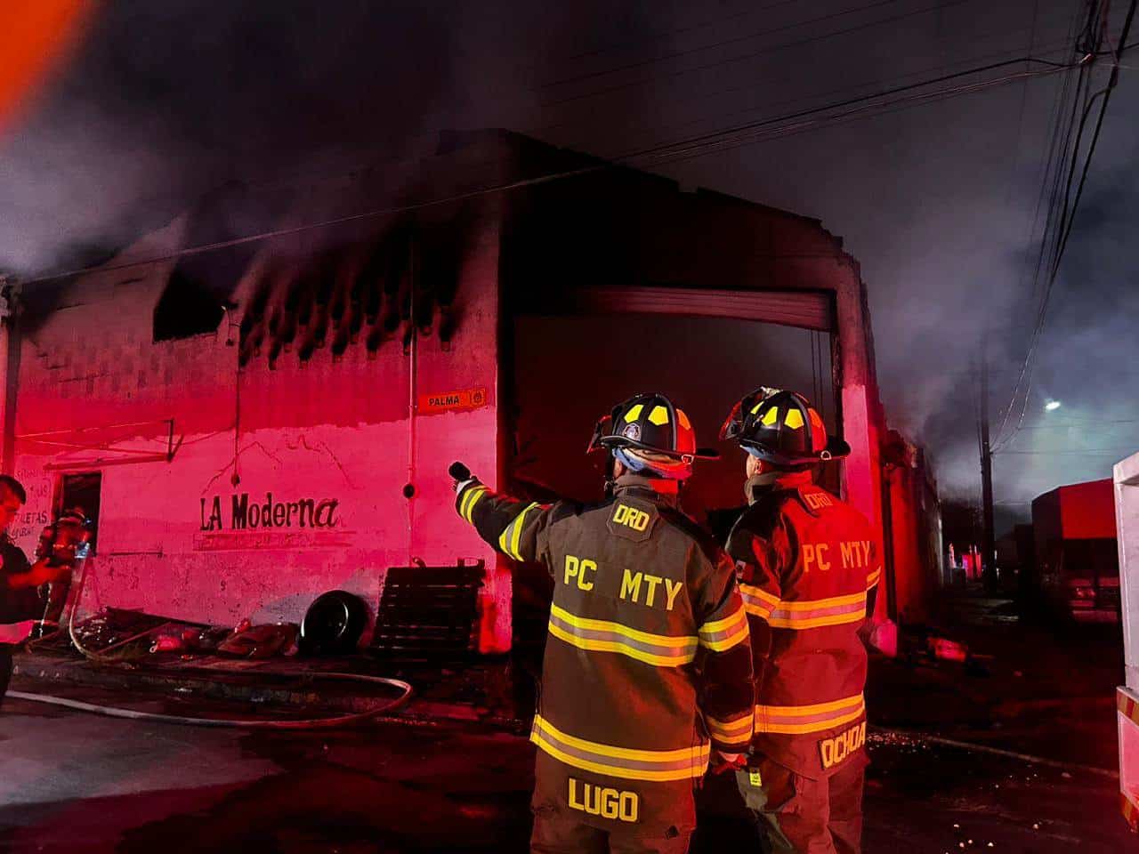 En cuestión de minutos, un incendio consumió una empresa de frituras y tostadas en la Colonia Moderna, ocasionado presuntamente por un trabajador que descuidó una máquina de palomitas por ver el celular.