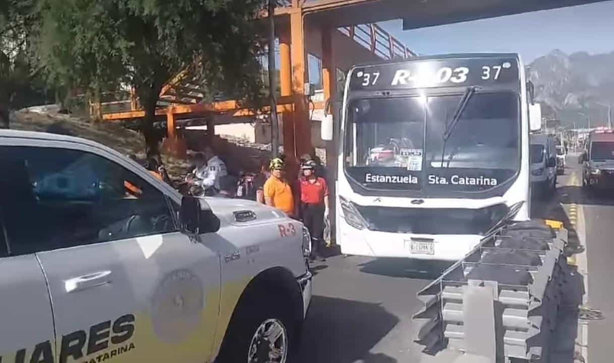 Al menos ocho lesionados dejó el estrellamiento de un Ruta 203 contra unas barras metálicas, en la Avenida Morones Prieto, municipio de Santa Catarina.