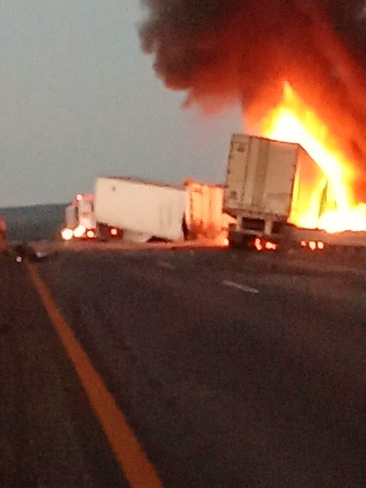 El conductor de un tráiler falleció luego de chocar su unidad contra otro camión de carga y registrarse un incendio, ayer en la Autopista a Laredo a la altura de Sabinas Hidalgo, donde quedó cerrada la circulación de norte a sur.