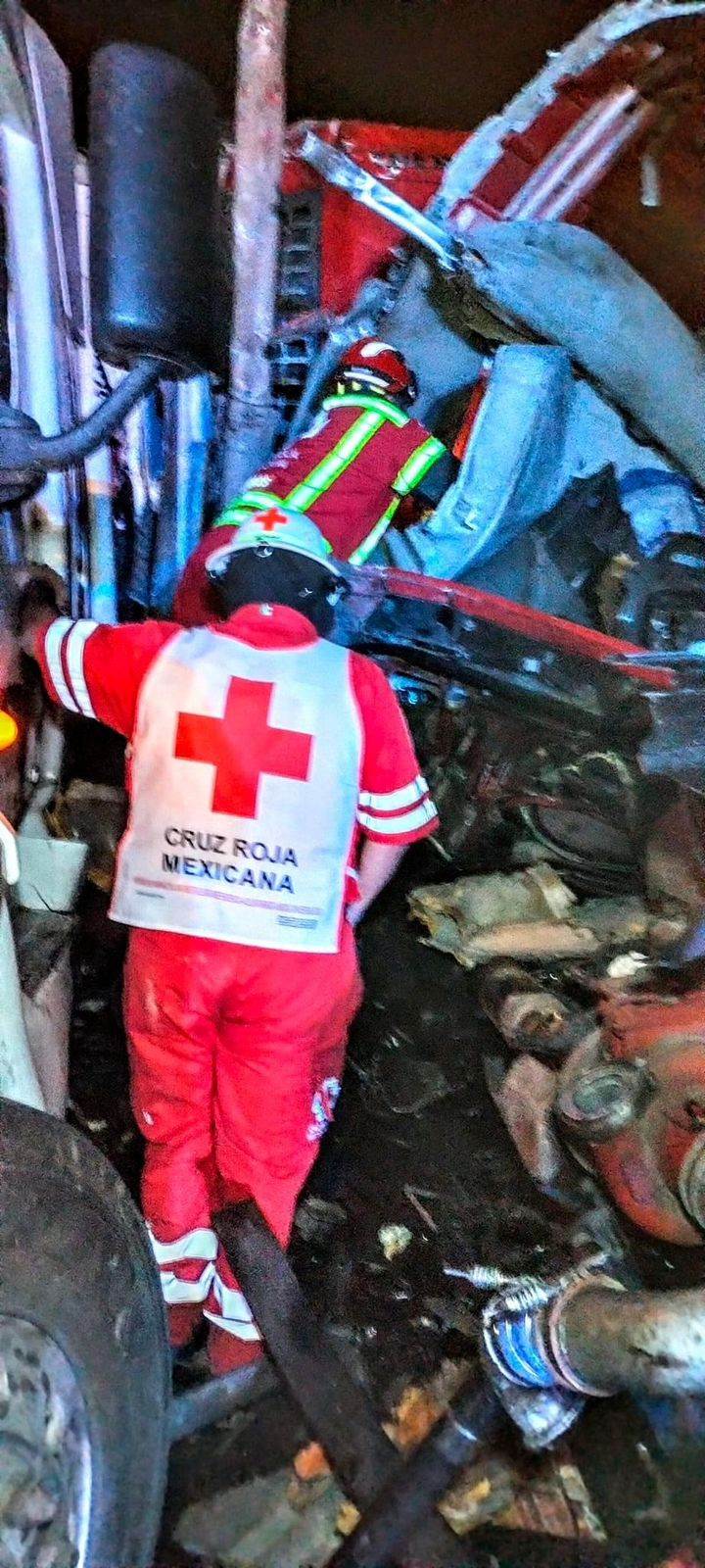 Una persona sin vida y el cierre de la Carretera Matehuala-Saltillo, dejó un accidente entre tres tráileres y un auto, la madrugada de ayer en el municipio de Doctor Arroyo, al sur de Nuevo León.