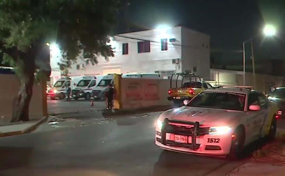 En el momento en que se encontraba al exterior de su domicilio, un joven fue baleado, la noche del jueves en calles de la Colonia Industrial, en Monterrey.