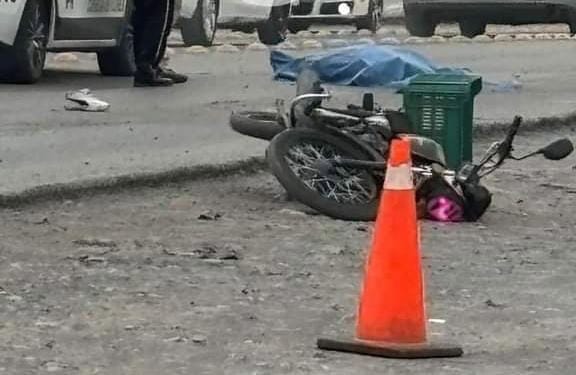 Un motociclista falleció luego de derrapar y ser atropellado, presuntamente, por un tráiler, ayer en la Carretera a Zuazua, municipio de Ciénega de Flores.