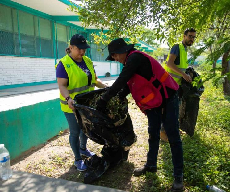 Se suman padres a limpieza de escuelas