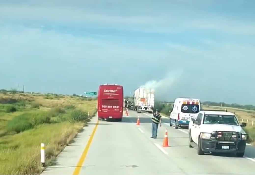 En el momento en que circulaba por la Autopista a Laredo, un tráiler comenzó a incendiarse de la cabina, ayer a la altura del municipio de Anáhuac.