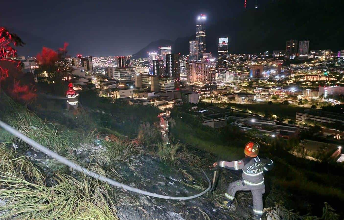 El incendio de un basurero clandestino en la Loma Larga, por el lado de San Pedro, movilizó a elementos de Bomberos de Nuevo León, Protección Civil del Estado y Rescate 911.