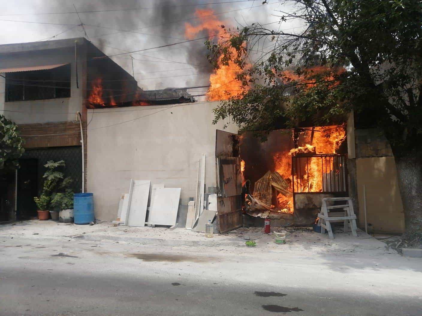 Un domicilio utilizado como carpintería se incendió la tarde de ayer en la Colonia La República, al sur de Monterrey, donde el dueño del lugar resultó con quemaduras en el rostro al tratar de sofocar las llamas.