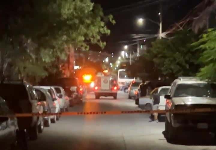 Tres hombres fueron ejecutados frente a un domicilio de la Colonia San Gilberto, la madrugada de ayer en el municipio de Santa Catarina.